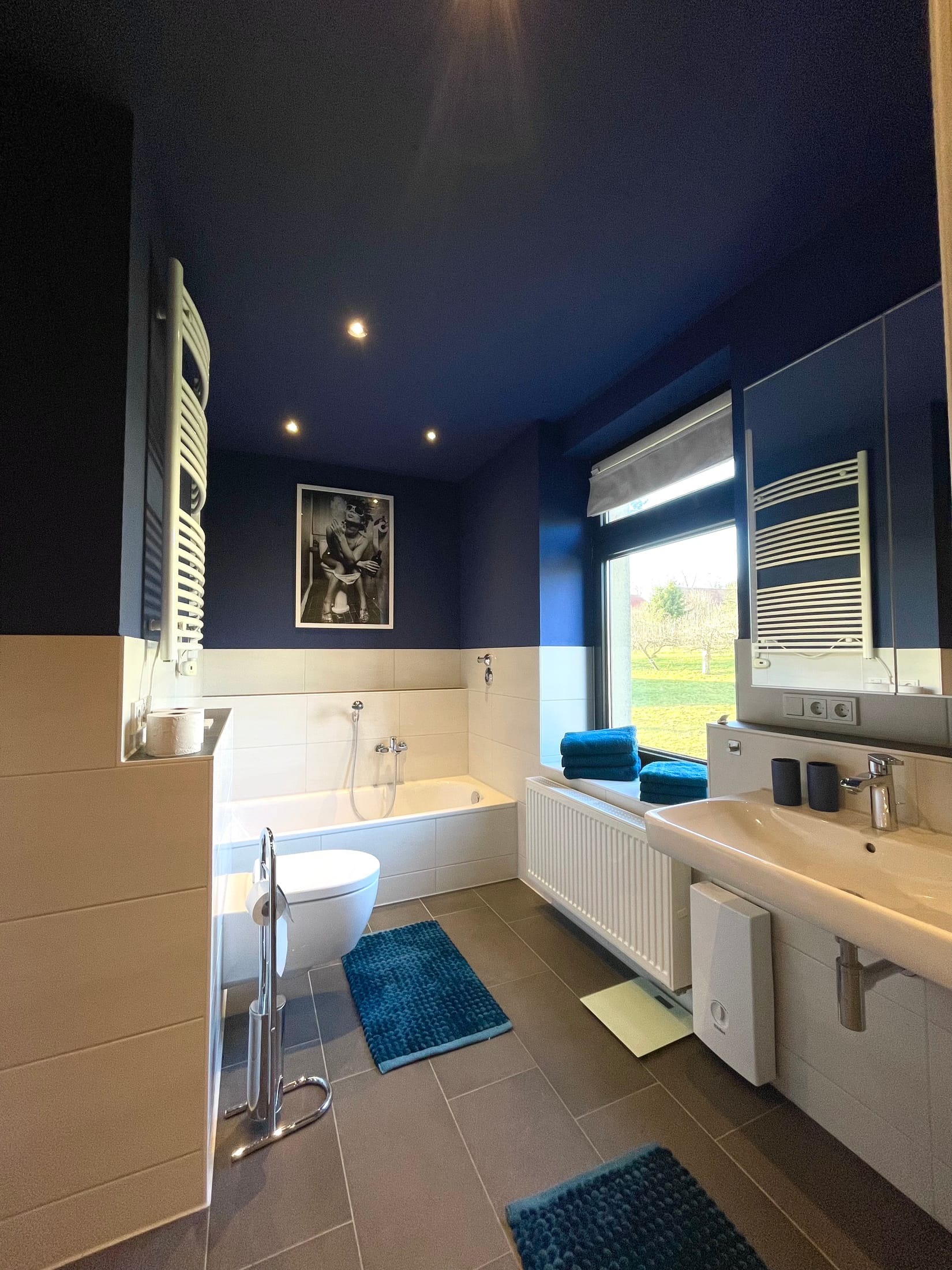 Bad, mit Badewanne – Design-Apartment in der Sternkopf-Engel-Villa (Bild 1 von 4)