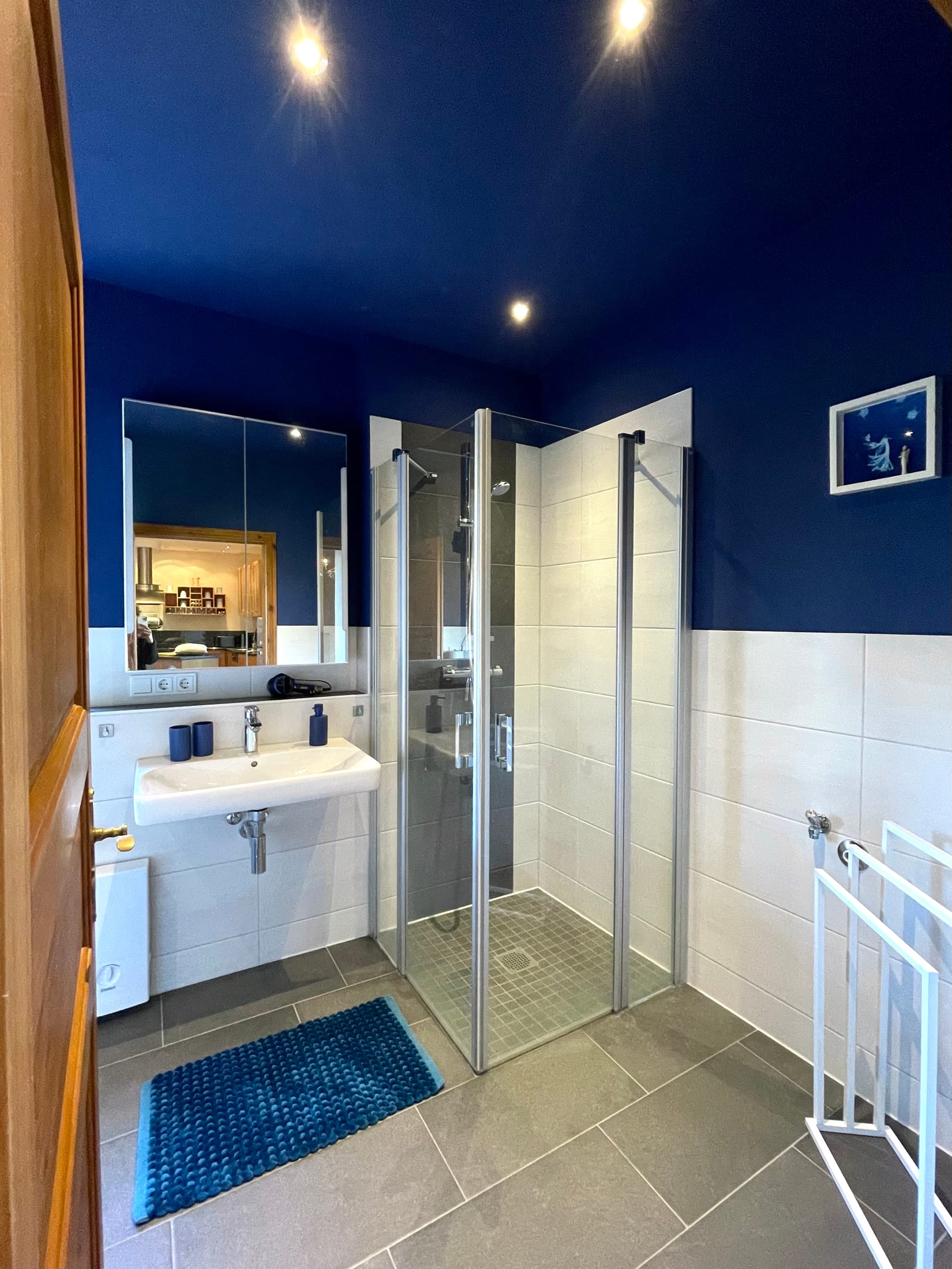 Bad, mit Badewanne – Design-Apartment in der Sternkopf-Engel-Villa (Bild 3 von 4)