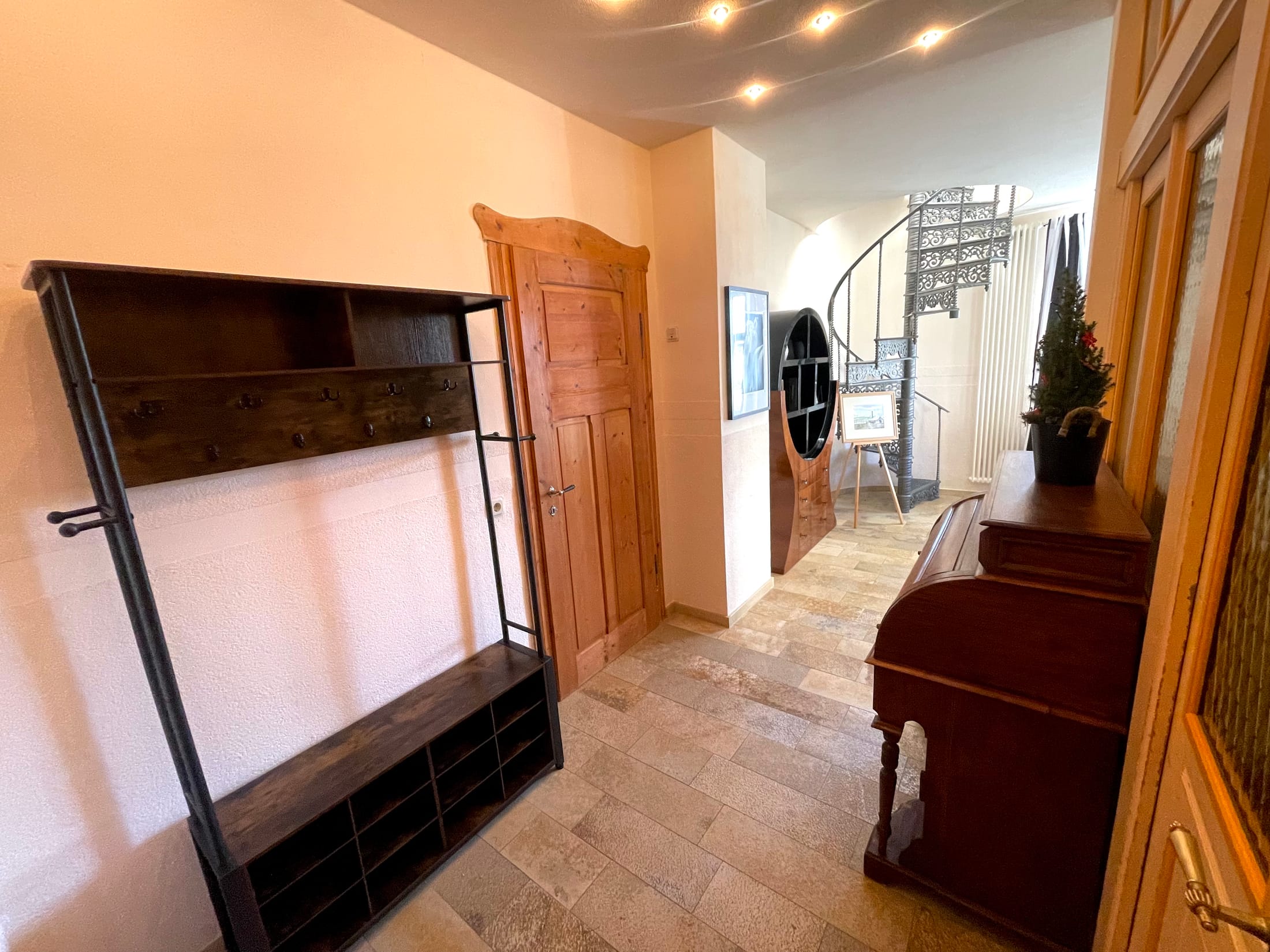 Flur & Esszimmer – Design-Apartment in der Sternkopf-Engel-Villa (Bild 1 von 6)