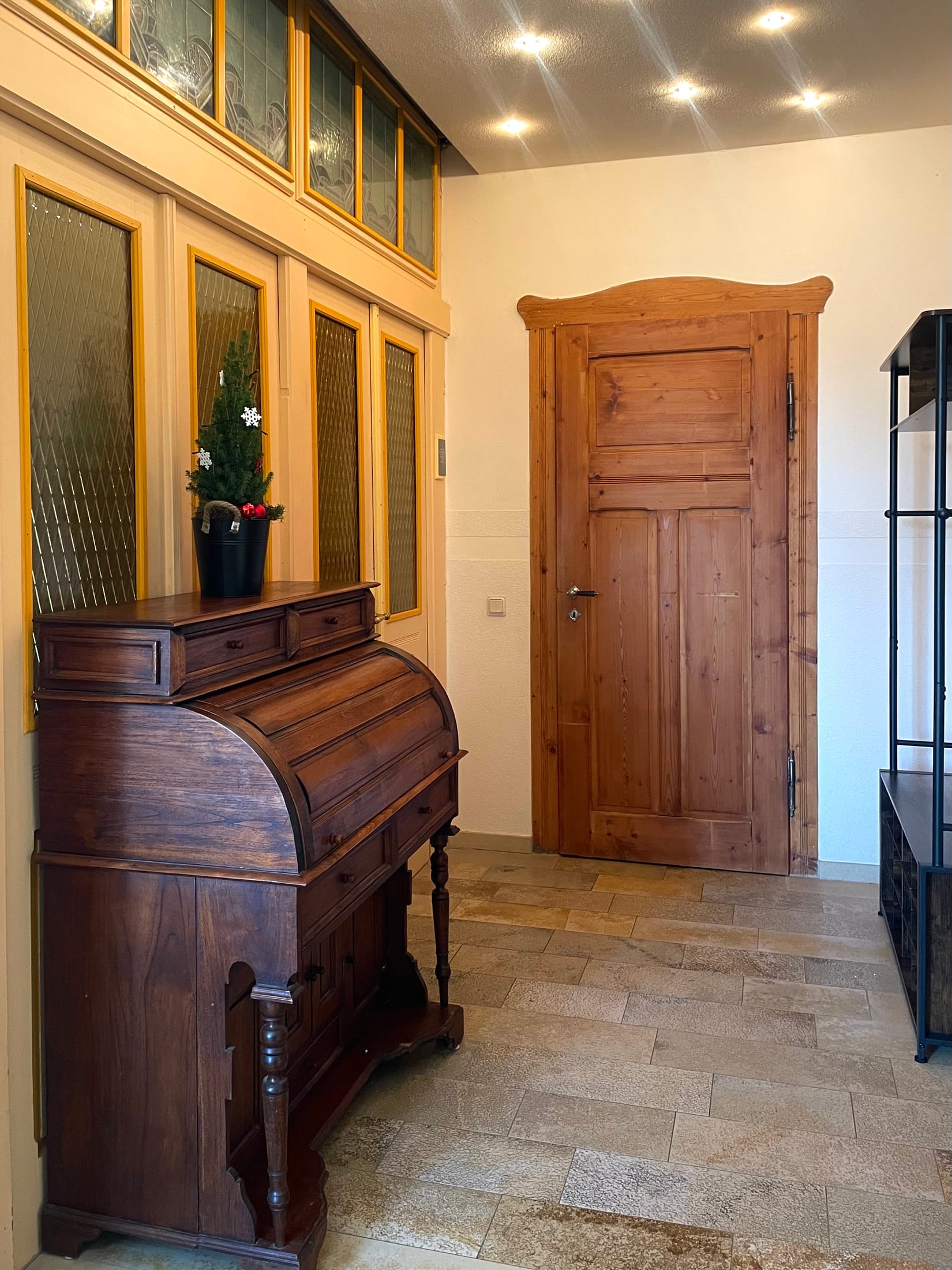 Flur & Esszimmer – Design-Apartment in der Sternkopf-Engel-Villa (Bild 4 von 6)