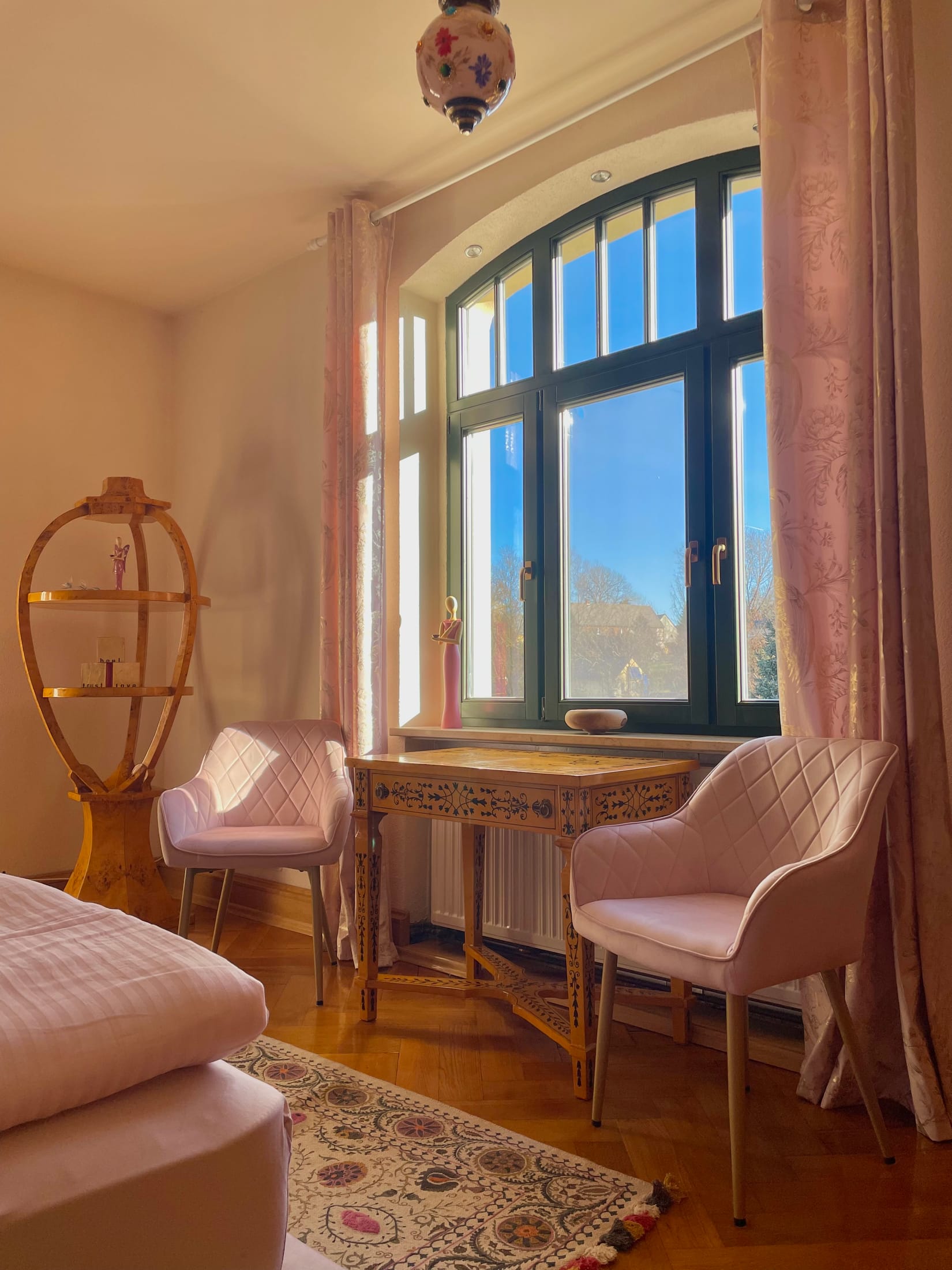 Schlafzimmer „Sweet Romance“, Altrosa, Kingsize-Boxspringbett – Design-Apartment in der Sternkopf-Engel-Villa (Bild 2 von 6)