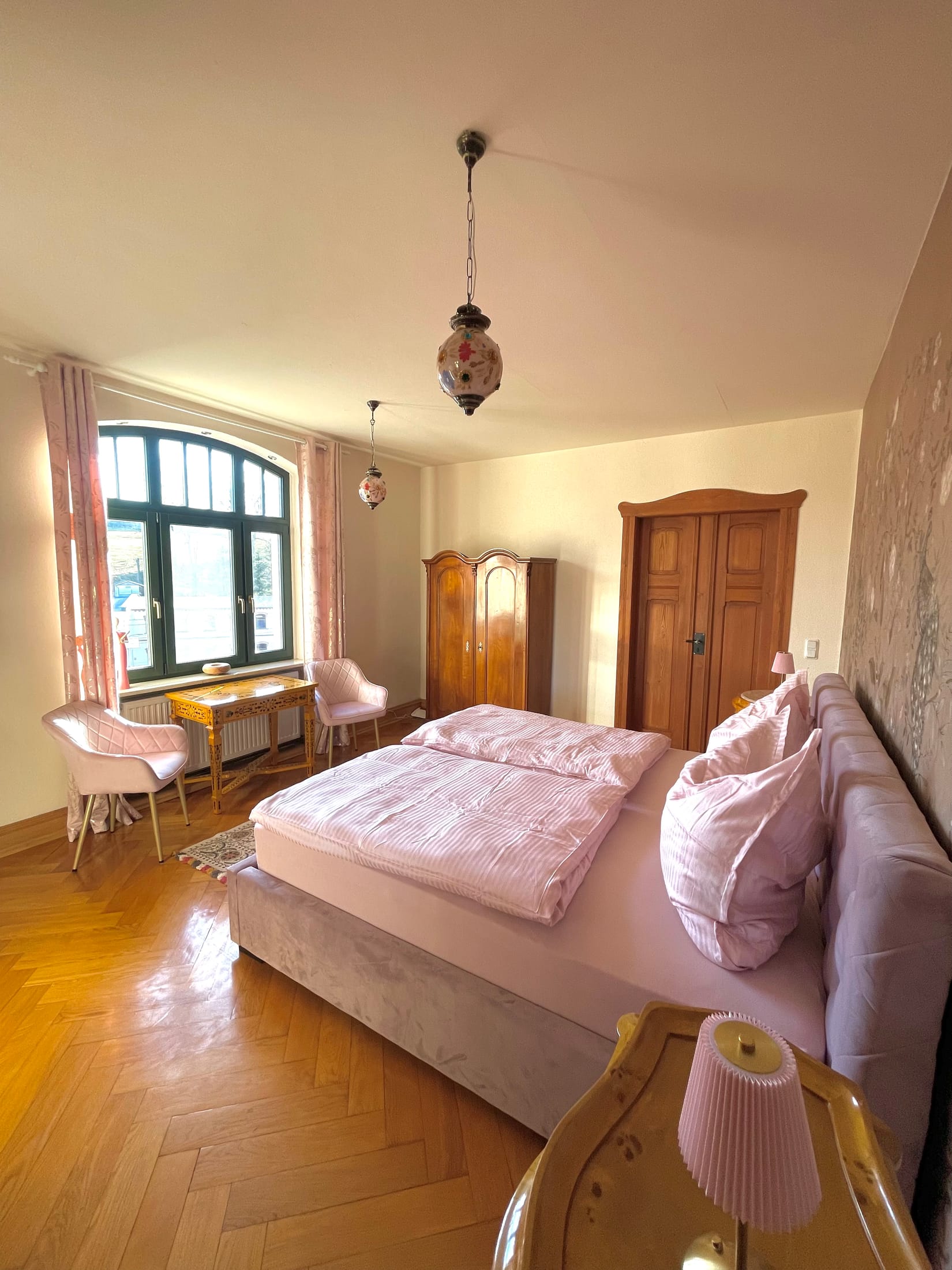 Schlafzimmer „Sweet Romance“, Altrosa, Kingsize-Boxspringbett – Design-Apartment in der Sternkopf-Engel-Villa (Bild 3 von 6)