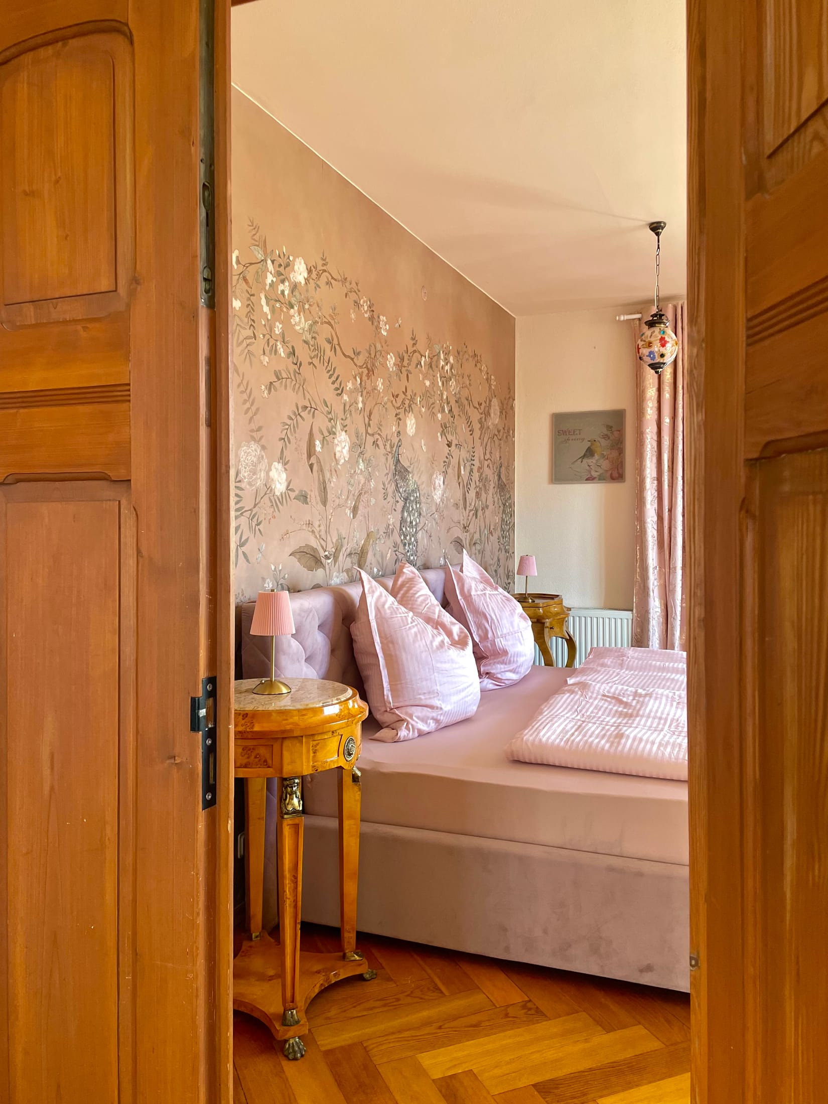 Schlafzimmer „Sweet Romance“, Altrosa, Kingsize-Boxspringbett – Design-Apartment in der Sternkopf-Engel-Villa (Bild 4 von 6)