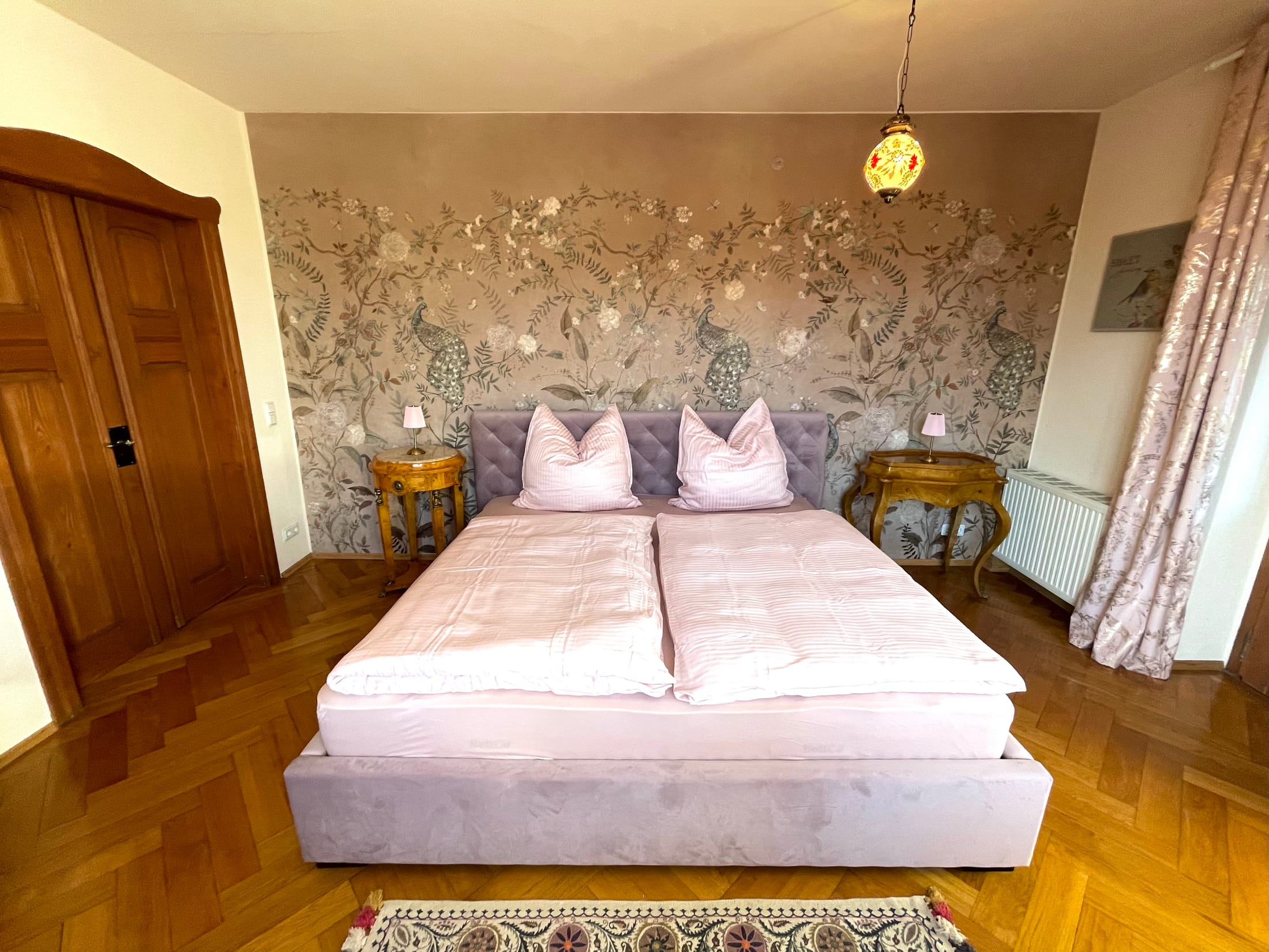 Schlafzimmer „Sweet Romance“, Altrosa, Kingsize-Boxspringbett – Design-Apartment in der Sternkopf-Engel-Villa (Bild 5 von 6)