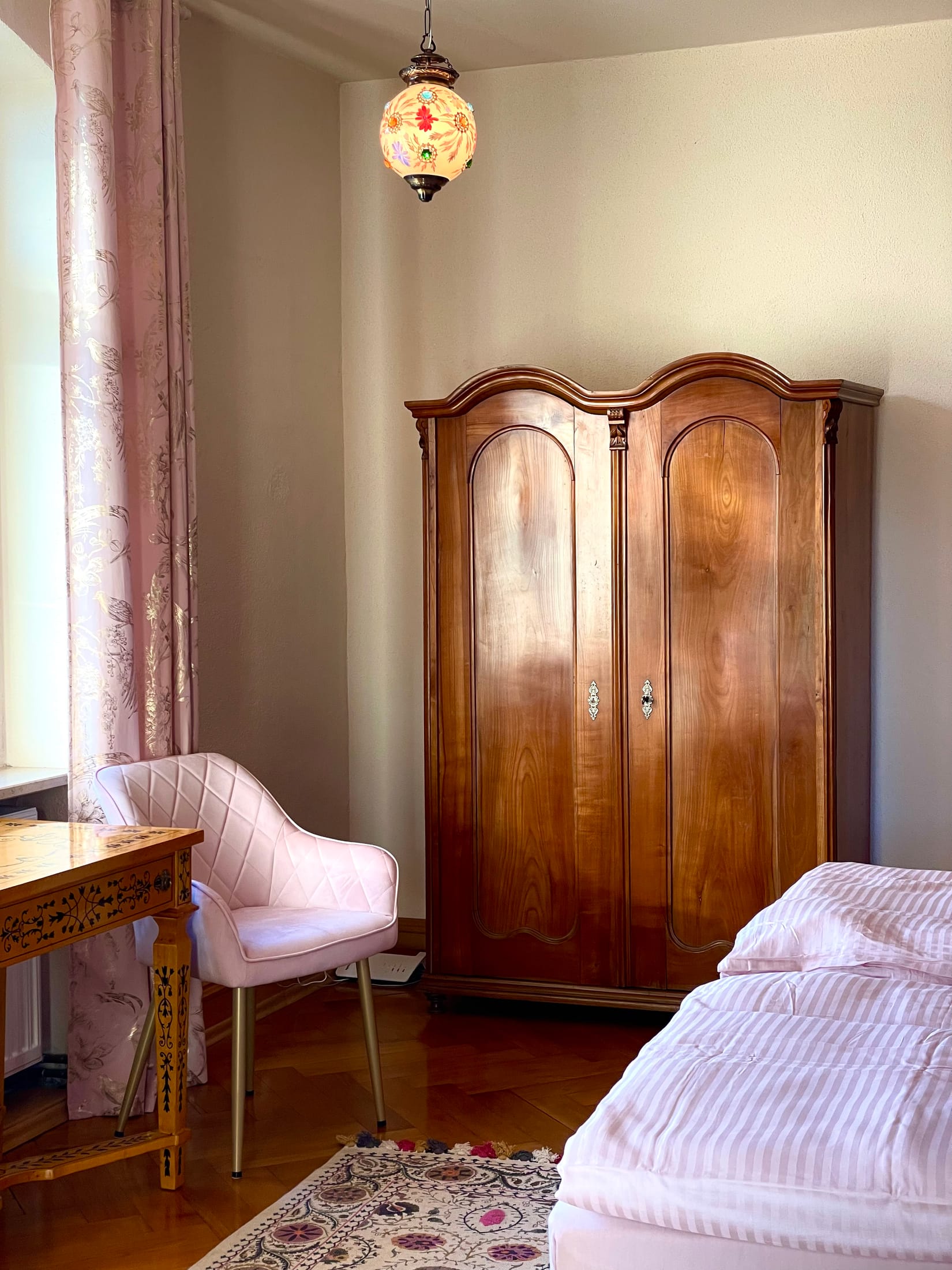 Schlafzimmer „Sweet Romance“, Altrosa, Kingsize-Boxspringbett – Design-Apartment in der Sternkopf-Engel-Villa (Bild 6 von 6)