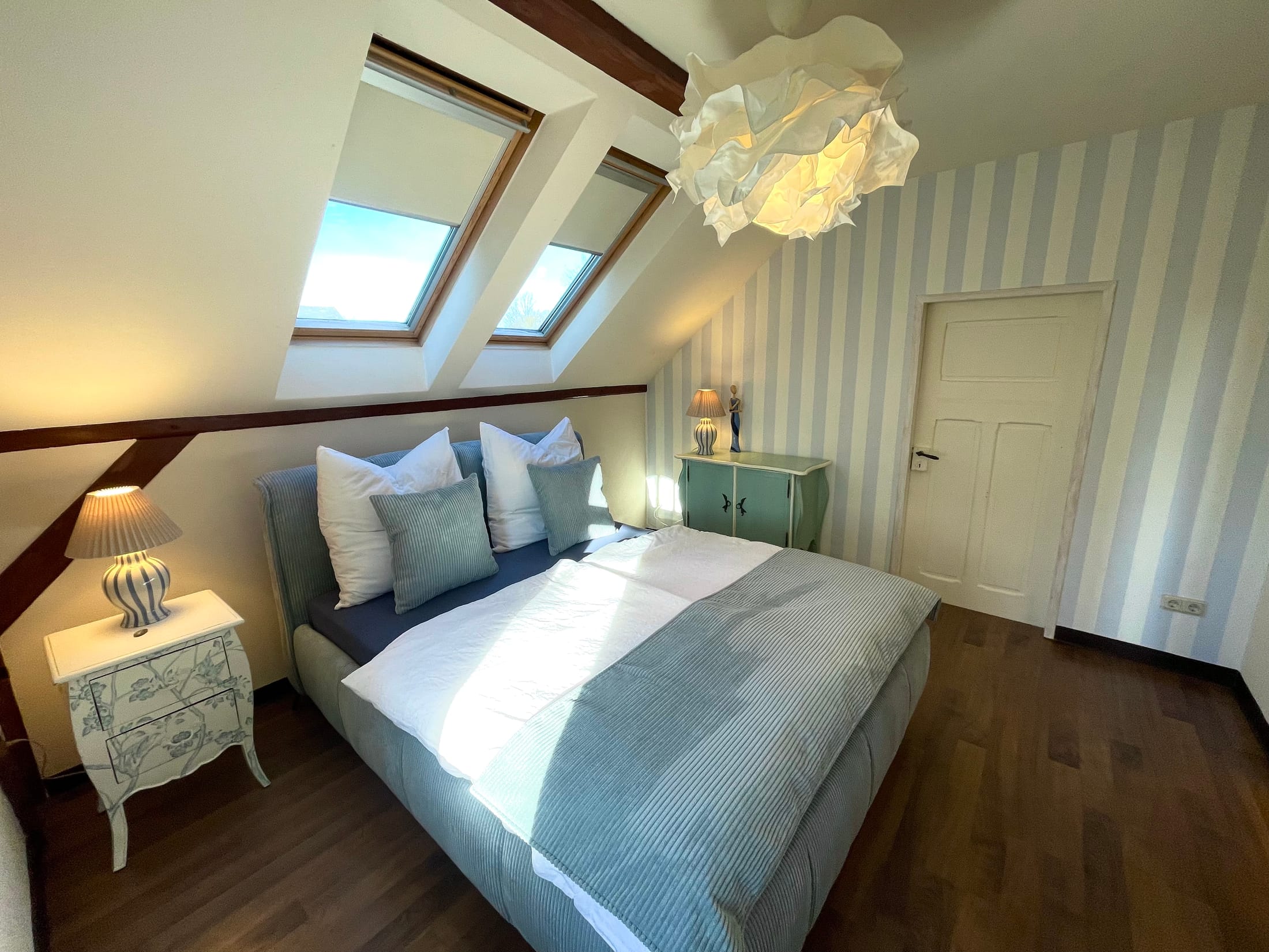 Schlafzimmer „Blue Desire“, Hamptons-Stil im Dachgeschoss – Design-Apartment in der Sternkopf-Engel-Villa (Bild 1 von 3)