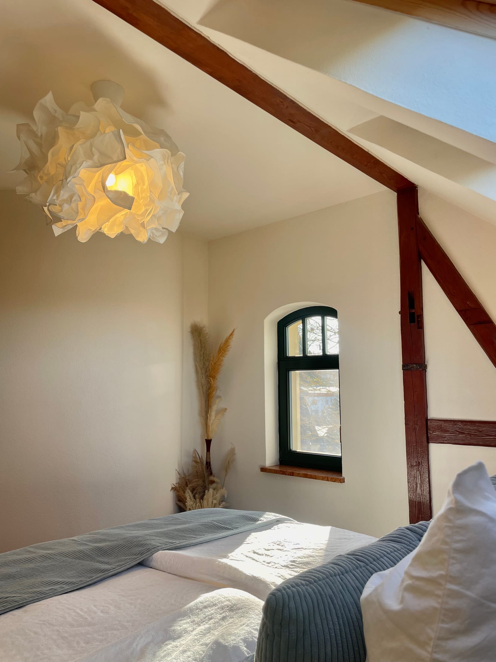 Schlafzimmer „Blue Desire“, Hamptons-Stil im Dachgeschoss – Design-Apartment in der Sternkopf-Engel-Villa (Bild 2 von 3)