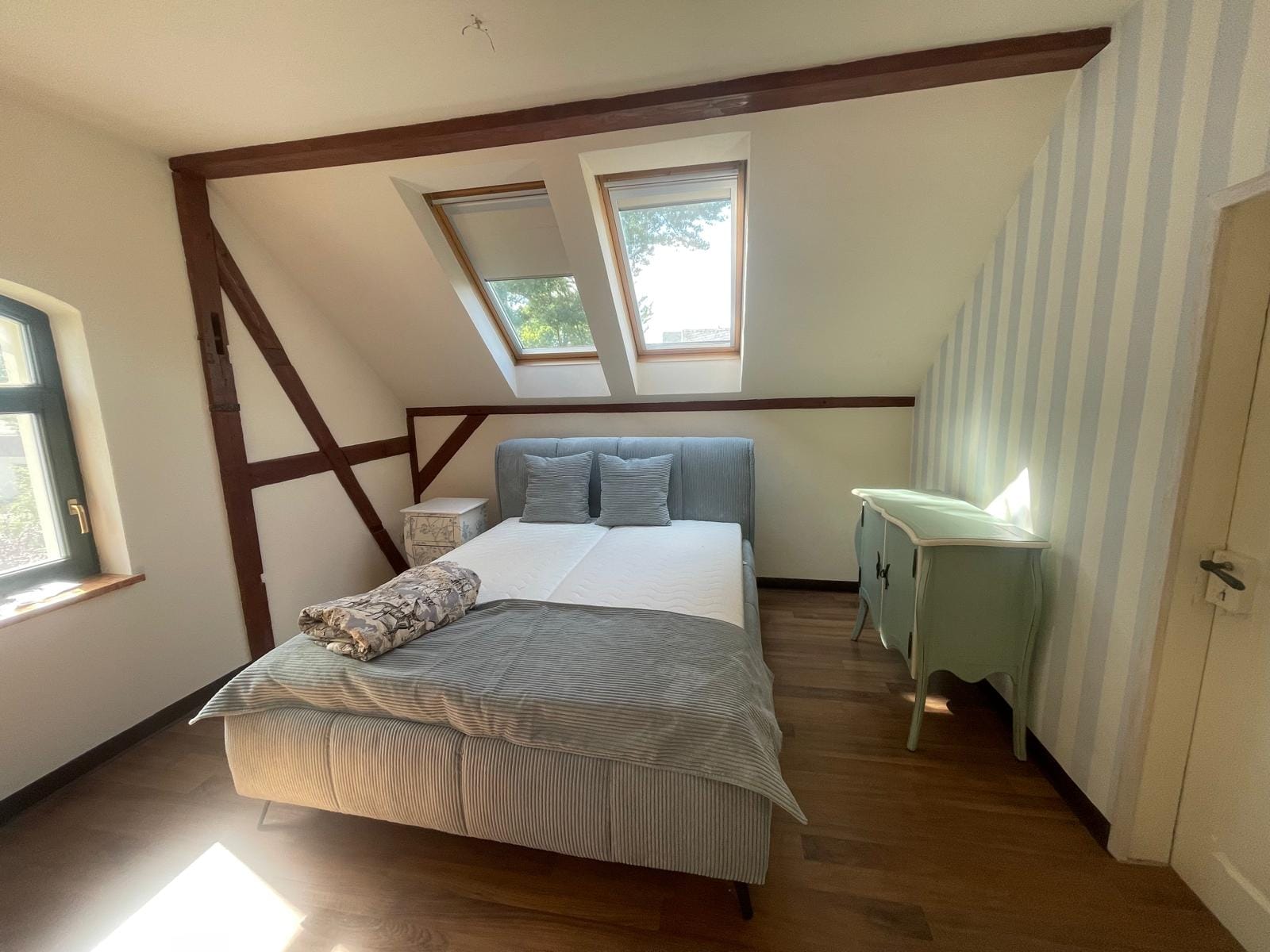 Schlafzimmer „Blue Desire“, Hamptons-Stil im Dachgeschoss – Design-Apartment in der Sternkopf-Engel-Villa (Bild 3 von 3)