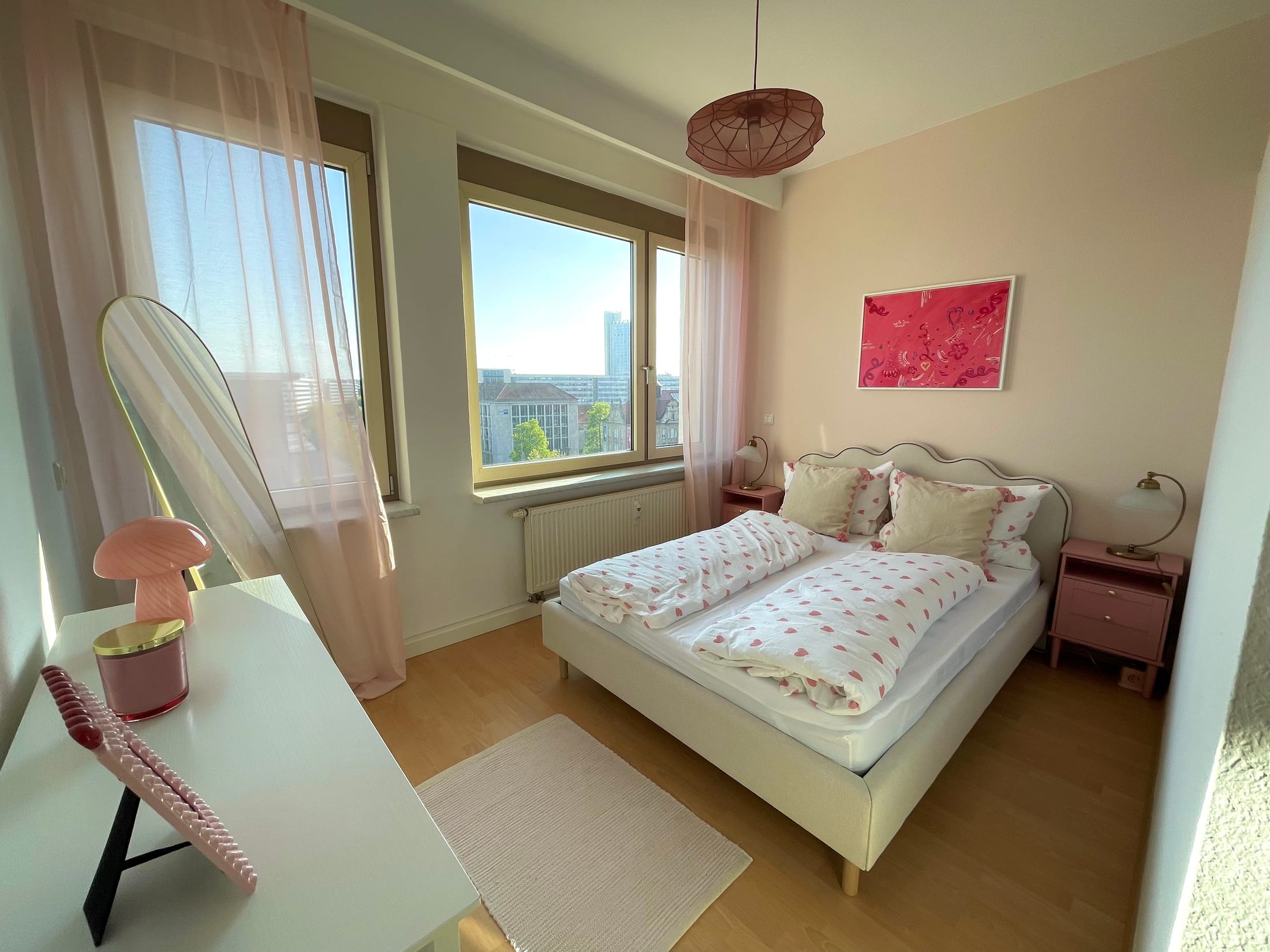 Schlafzimmer – Panoramablick am Theaterplatz – stilvolle Wohnung in Chemnitz (Bild 2 von 5)