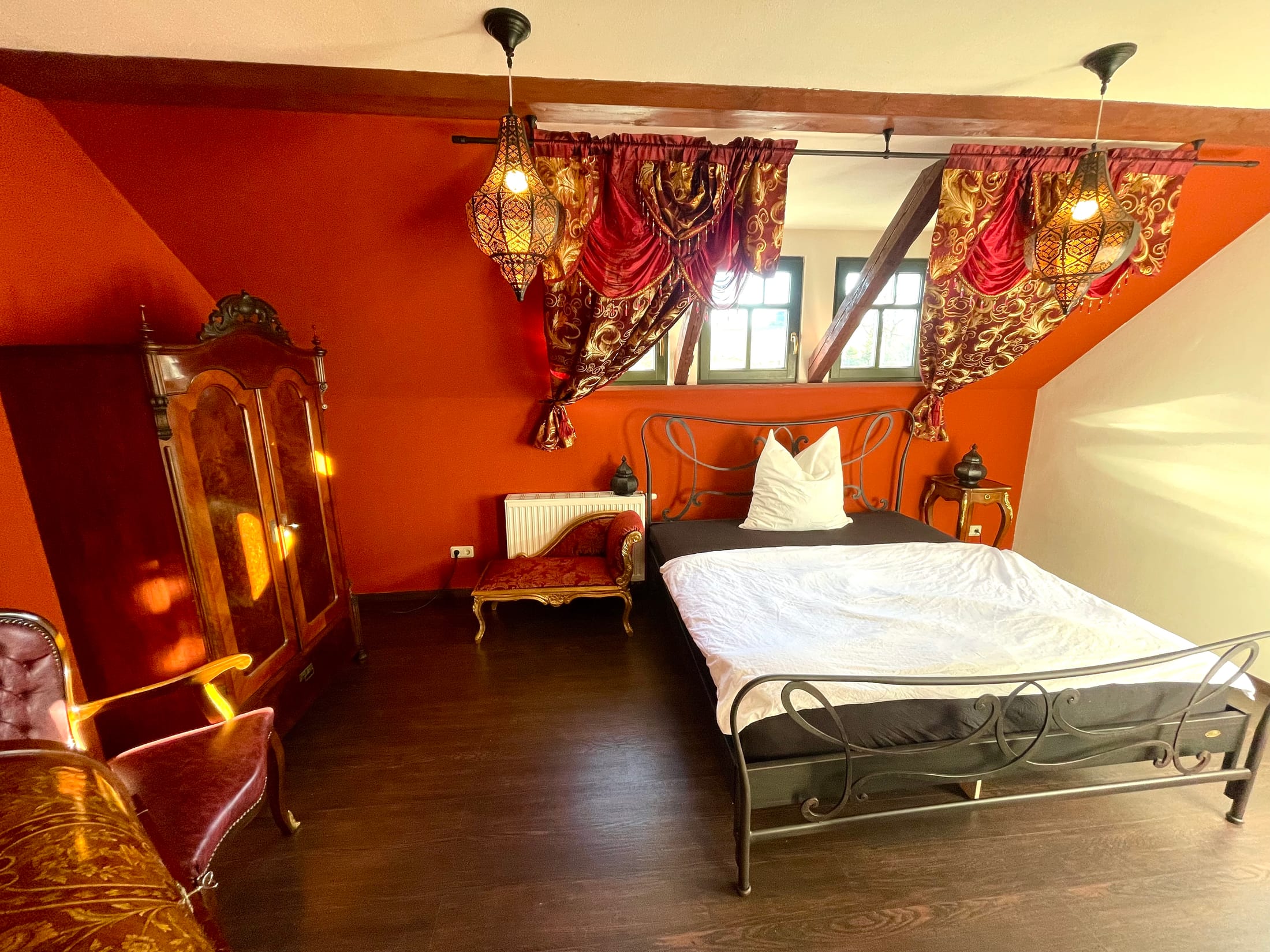 Schlafzimmer „Sexy Lady“, Orient-Stil im Dachgeschoss – Design-Apartment in der Sternkopf-Engel-Villa (Bild 1 von 4)