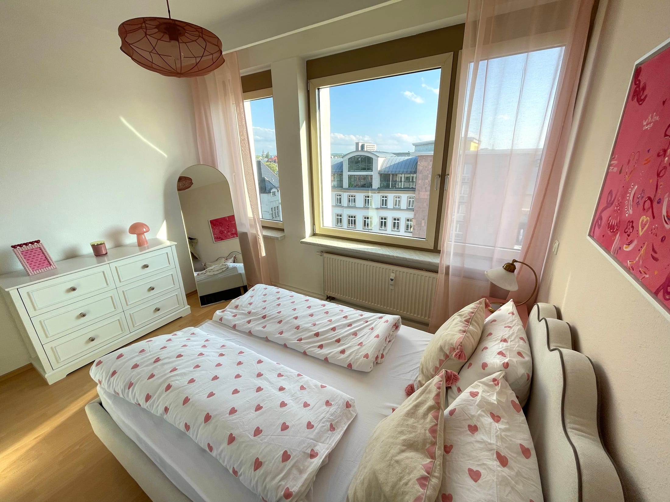 Schlafzimmer – Panoramablick am Theaterplatz – stilvolle Wohnung in Chemnitz (Bild 3 von 5)