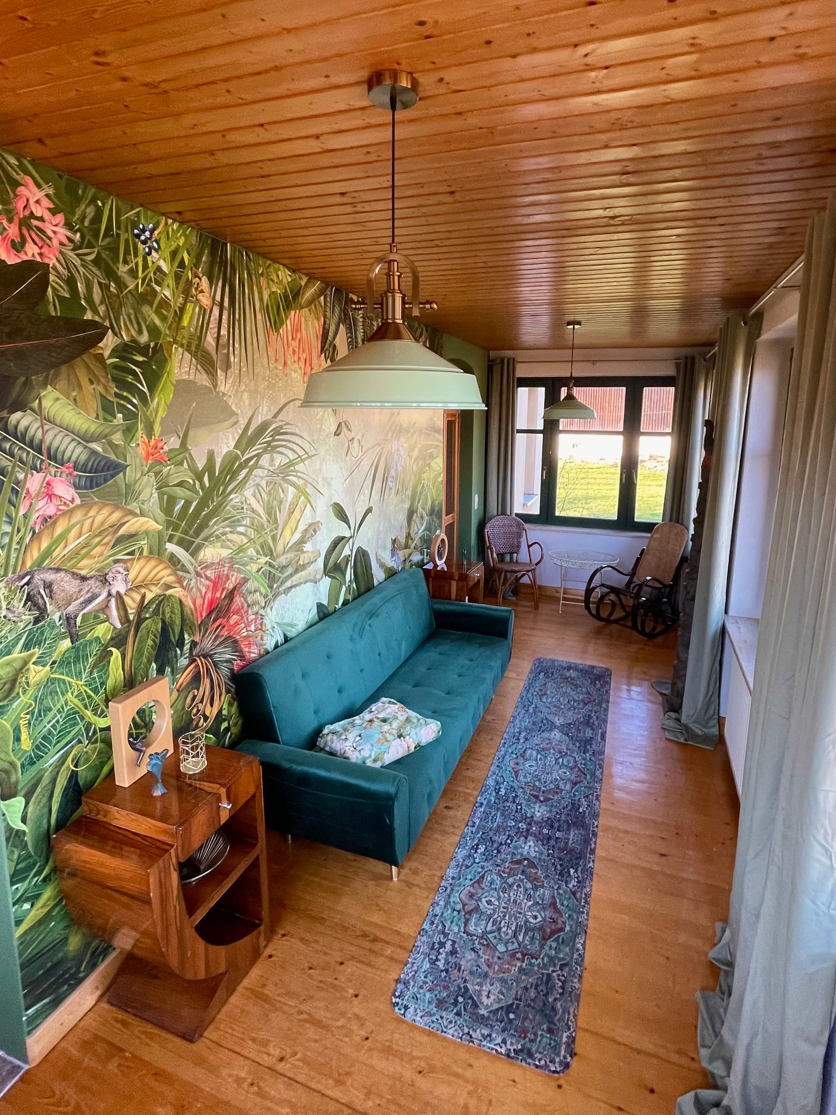 Veranda „Caribbean Summer“, lichtdurchflutet, mit Dschungelwand – Design-Apartment in der Sternkopf-Engel-Villa (Bild 2 von 4)