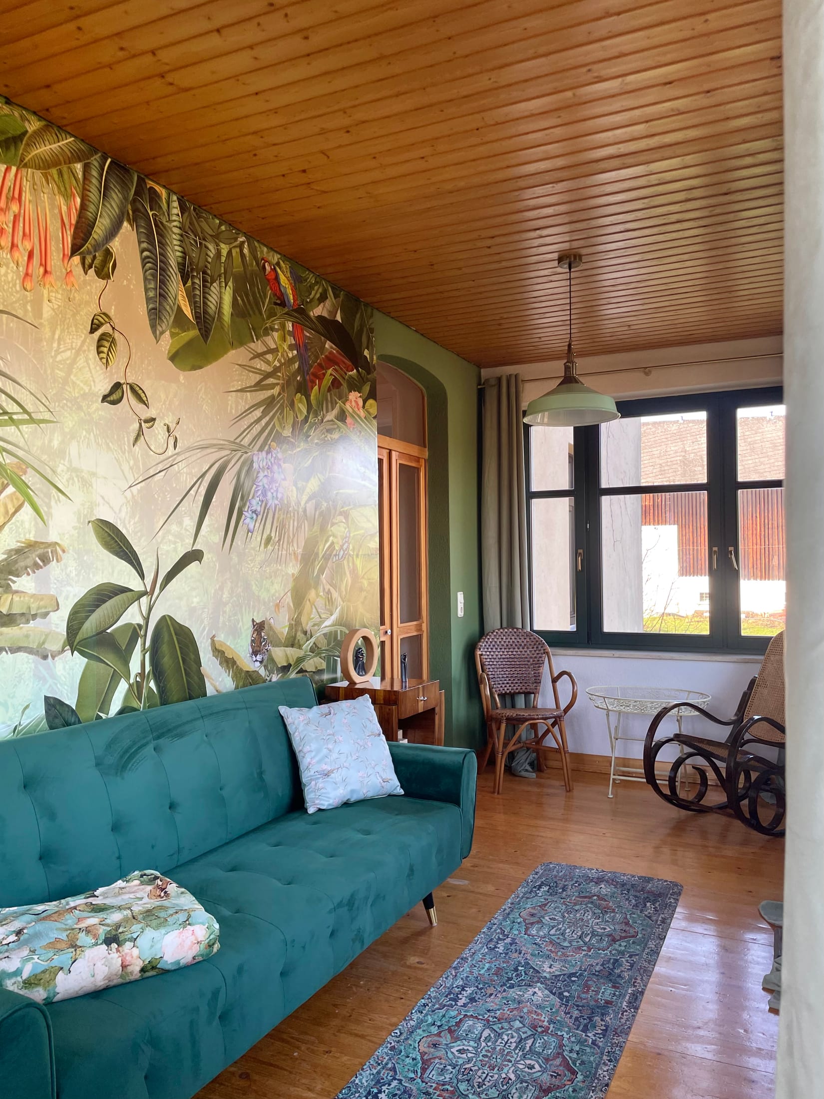 Veranda „Caribbean Summer“, lichtdurchflutet, mit Dschungelwand – Design-Apartment in der Sternkopf-Engel-Villa (Bild 3 von 4)