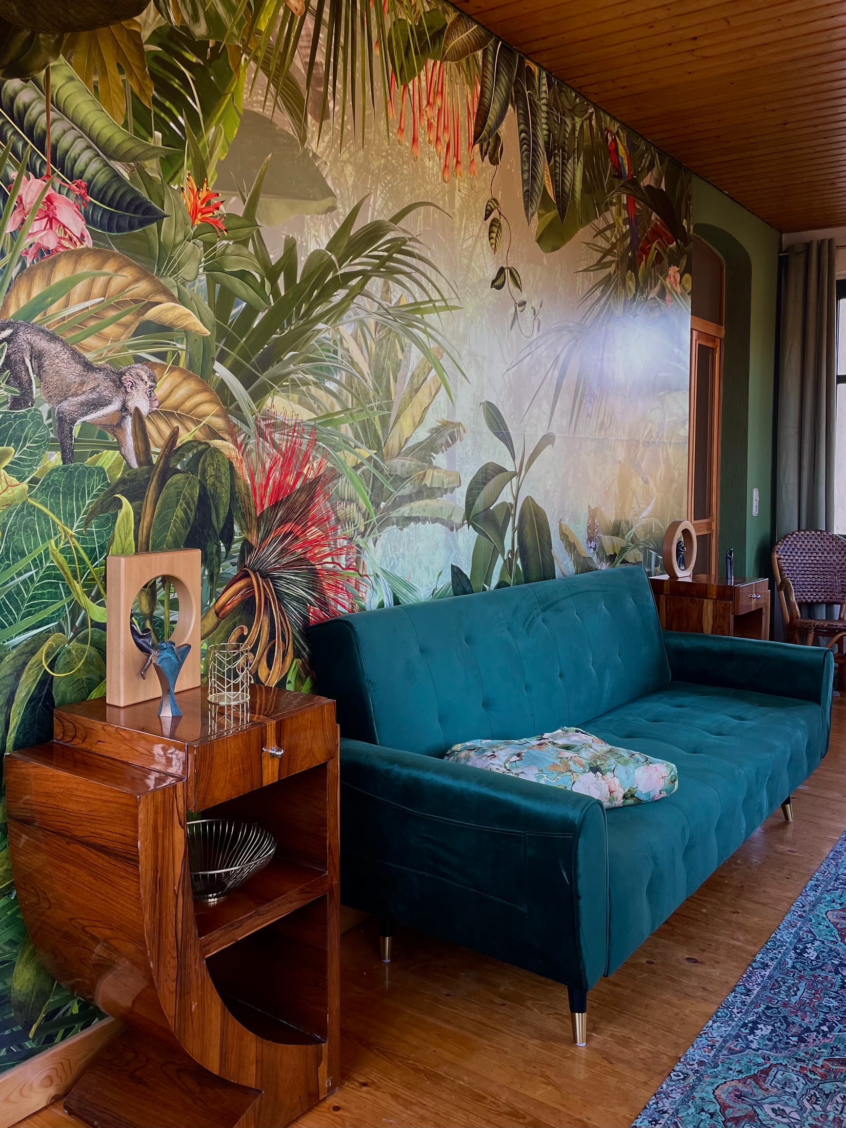 Veranda „Caribbean Summer“, lichtdurchflutet, mit Dschungelwand – Design-Apartment in der Sternkopf-Engel-Villa (Bild 4 von 4)