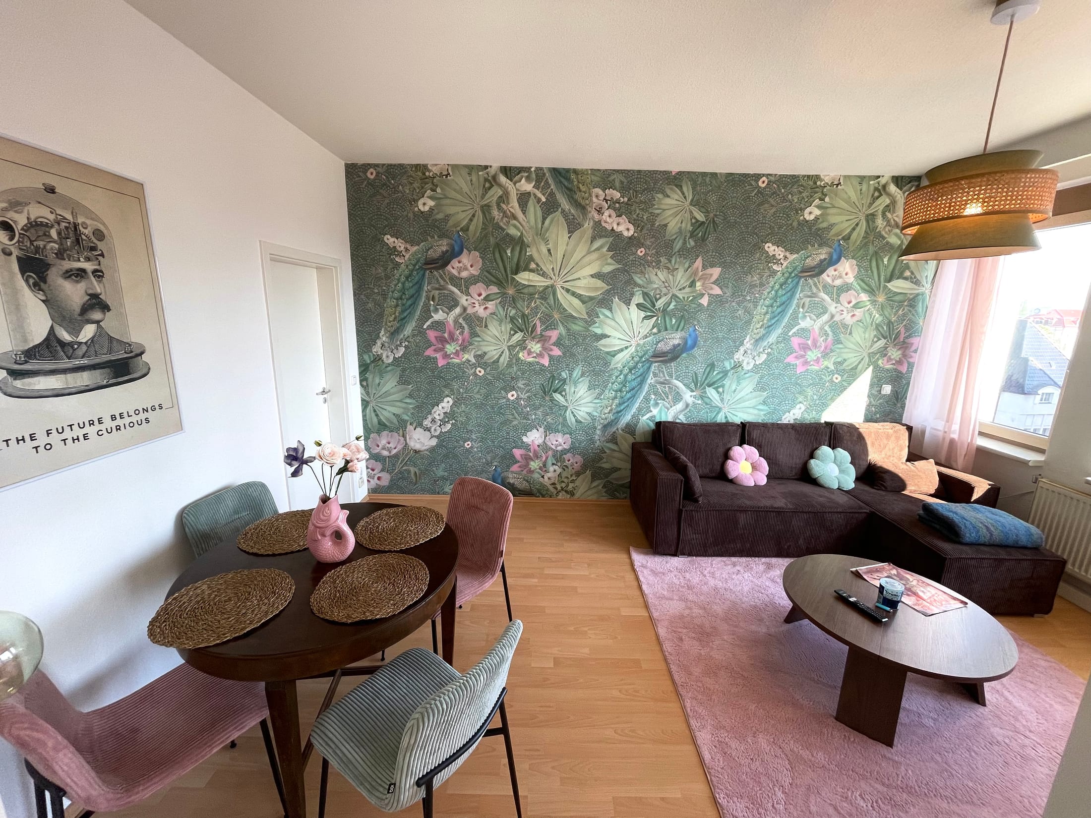 Wohnzimmer – Panoramablick am Theaterplatz – stilvolle Wohnung in Chemnitz (Bild 2 von 5)