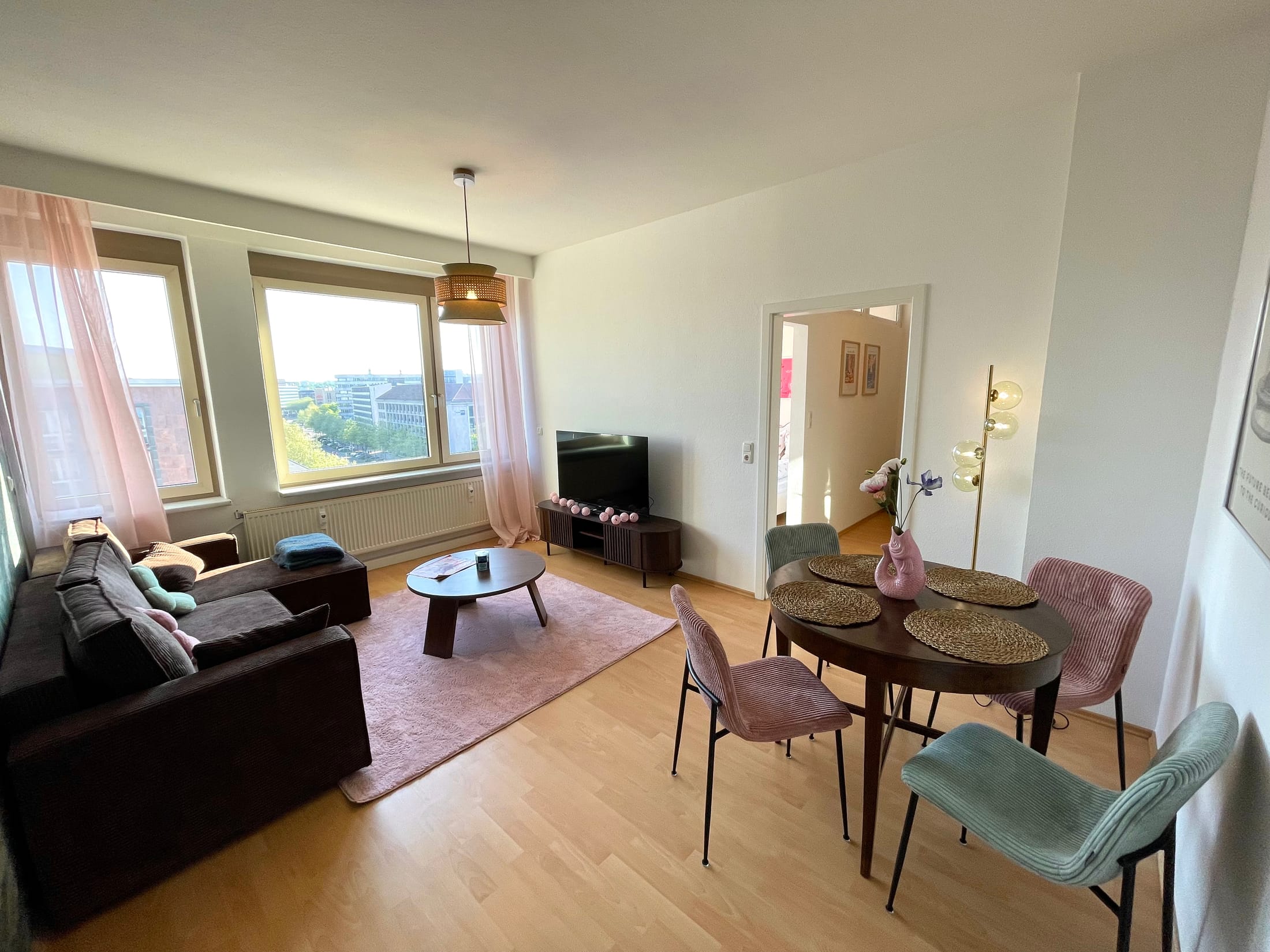 Wohnzimmer – Panoramablick am Theaterplatz – stilvolle Wohnung in Chemnitz (Bild 3 von 5)